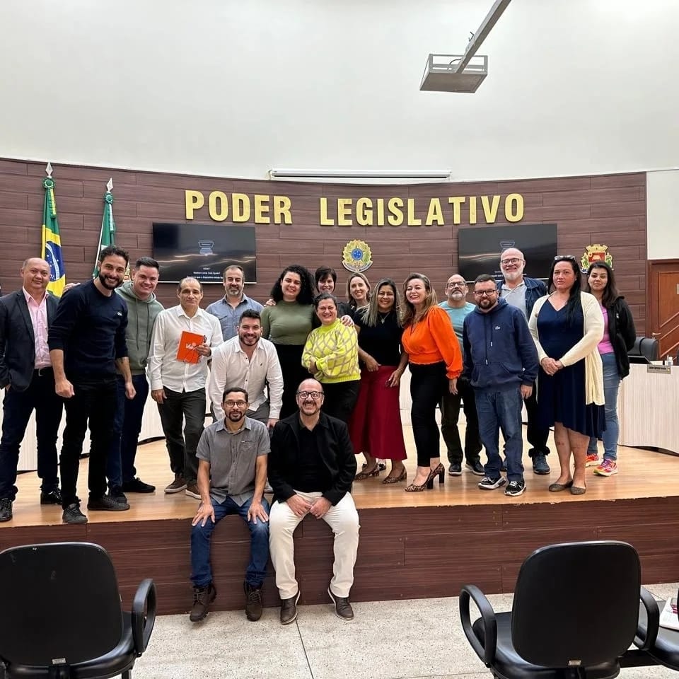 Fotografia em grupo com participantes ao final do evento conduzido por Sergio Araújo