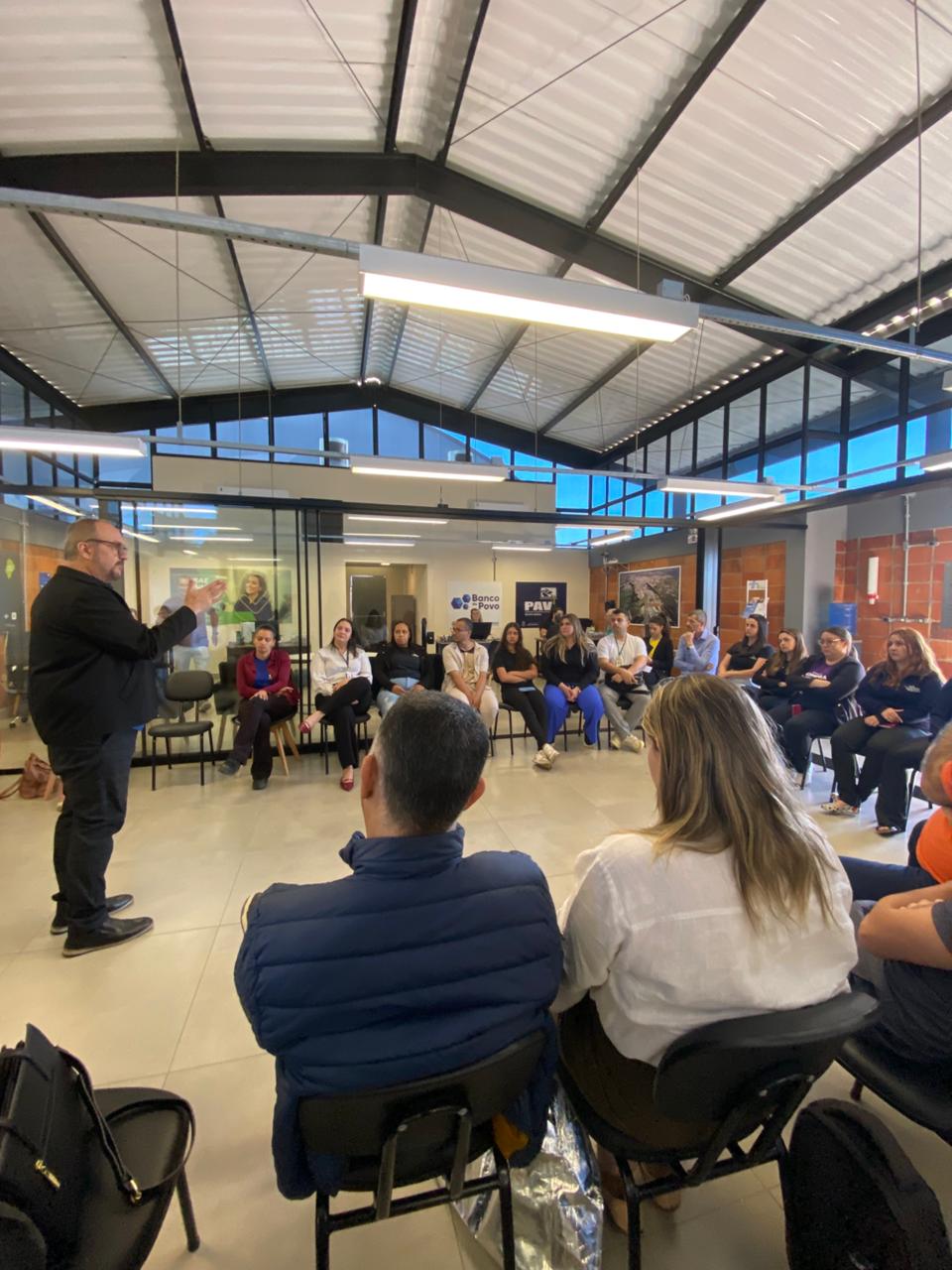 Sergio Araújo conduzindo uma roda de conversa com colaboradores em ambiente corporativo