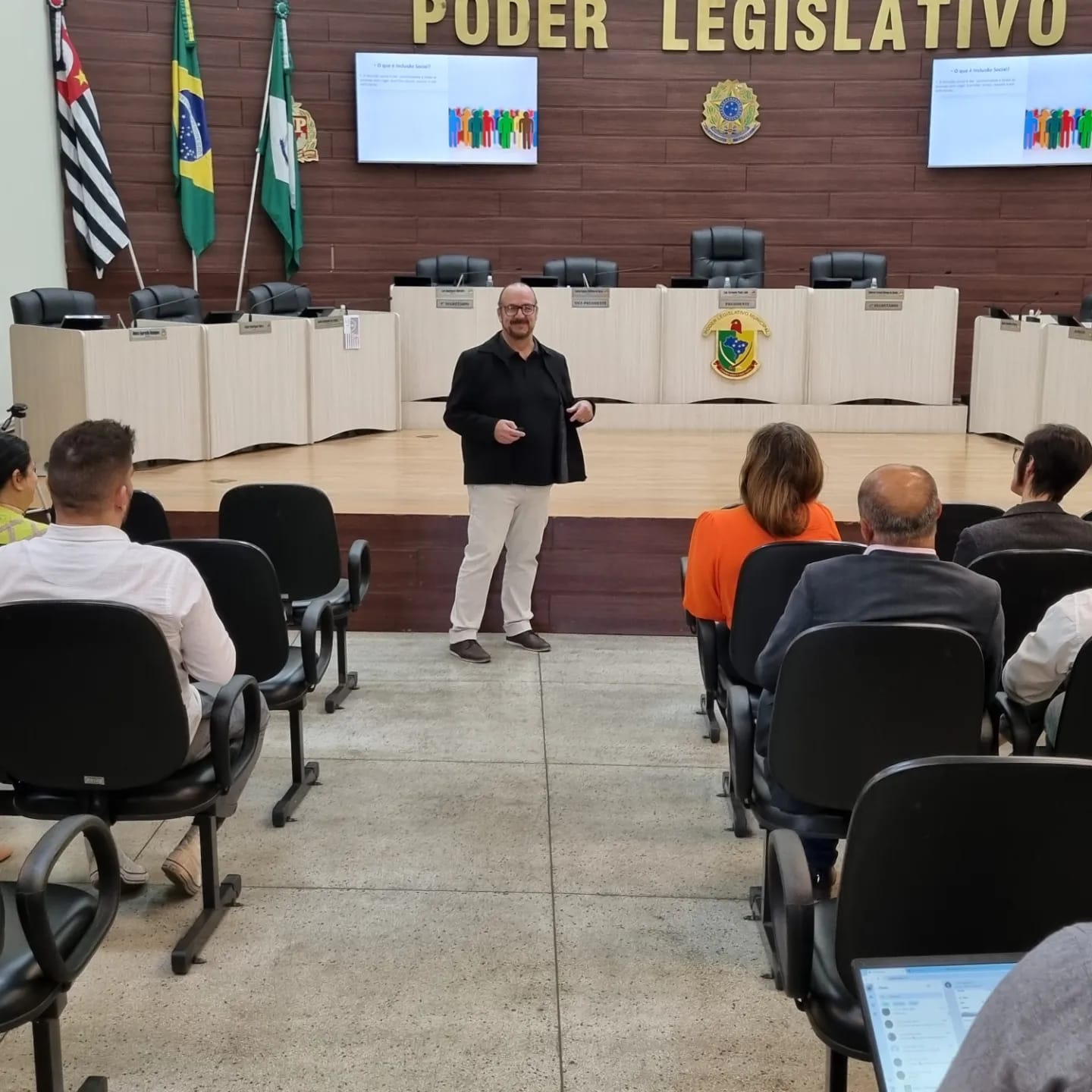 Sergio Araújo palestrando no plenário da Câmara Legislativa